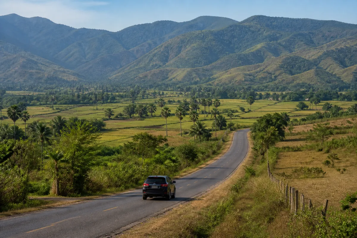 Carretera rural entre campos y montañas de la región de Dajabón