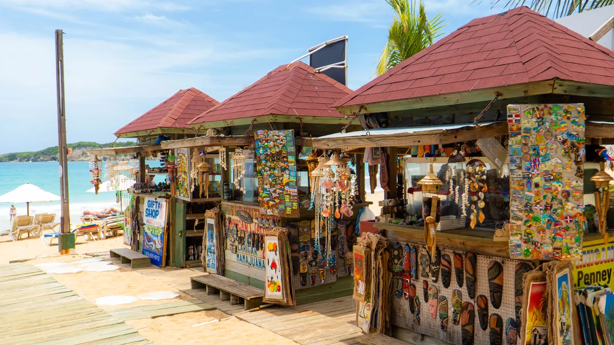 Beachfront boardwalk and small souvenir stalls at Playa Macao
