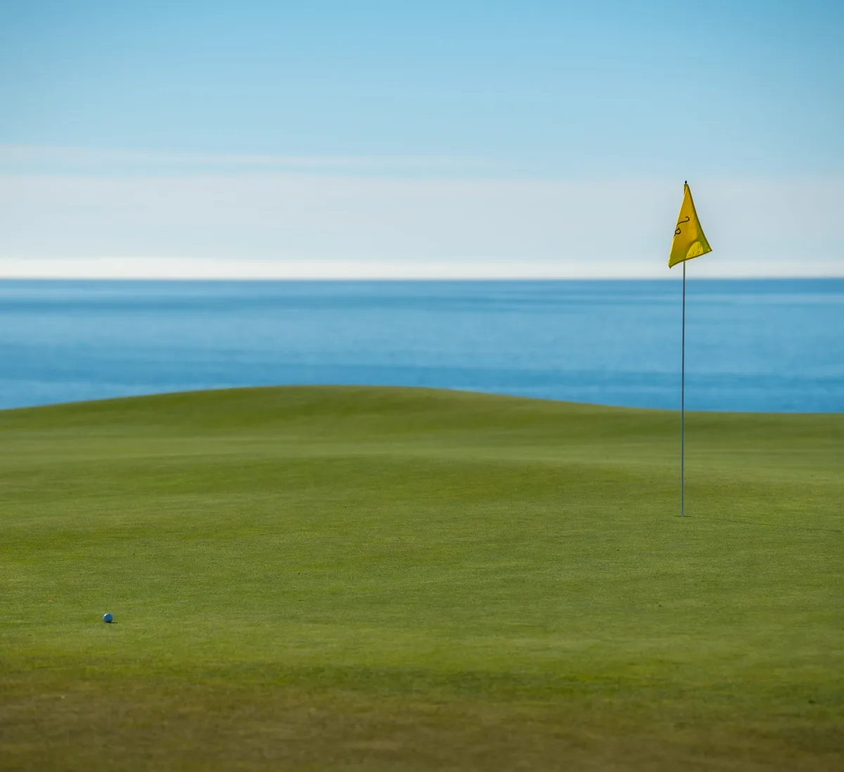 Golf green beside the sea for itinerary-planning context