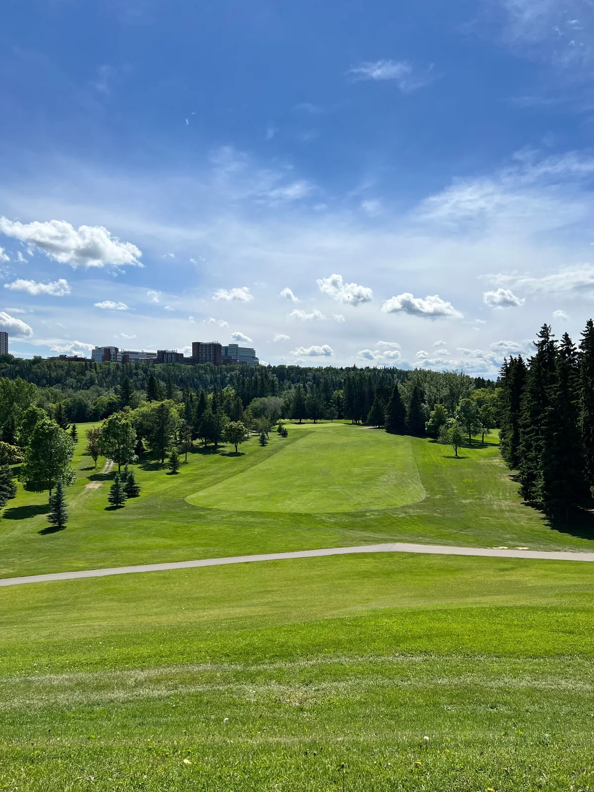Green golf course used as a wider itinerary-planning scene