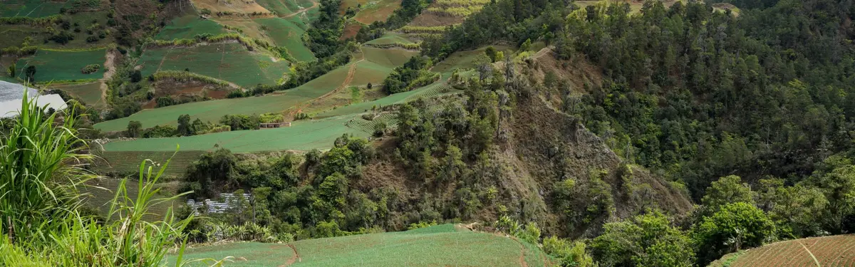 Paisaje de montaña verde alrededor de Constanza en la República Dominicana